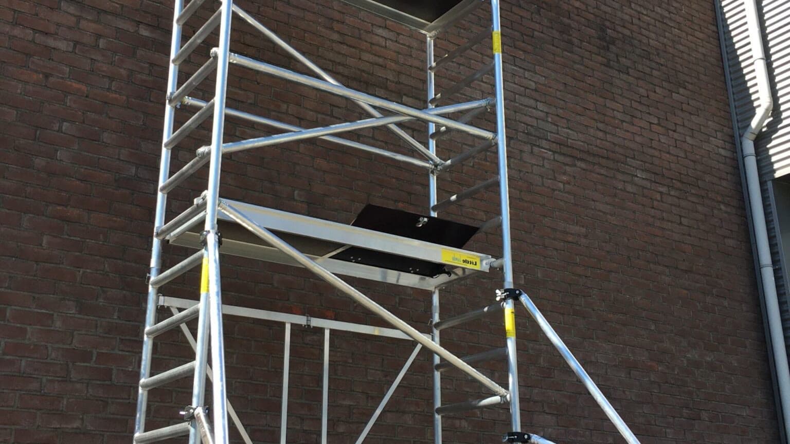 Rolstelling met stabilisatoren tegen een bakstenen gevel