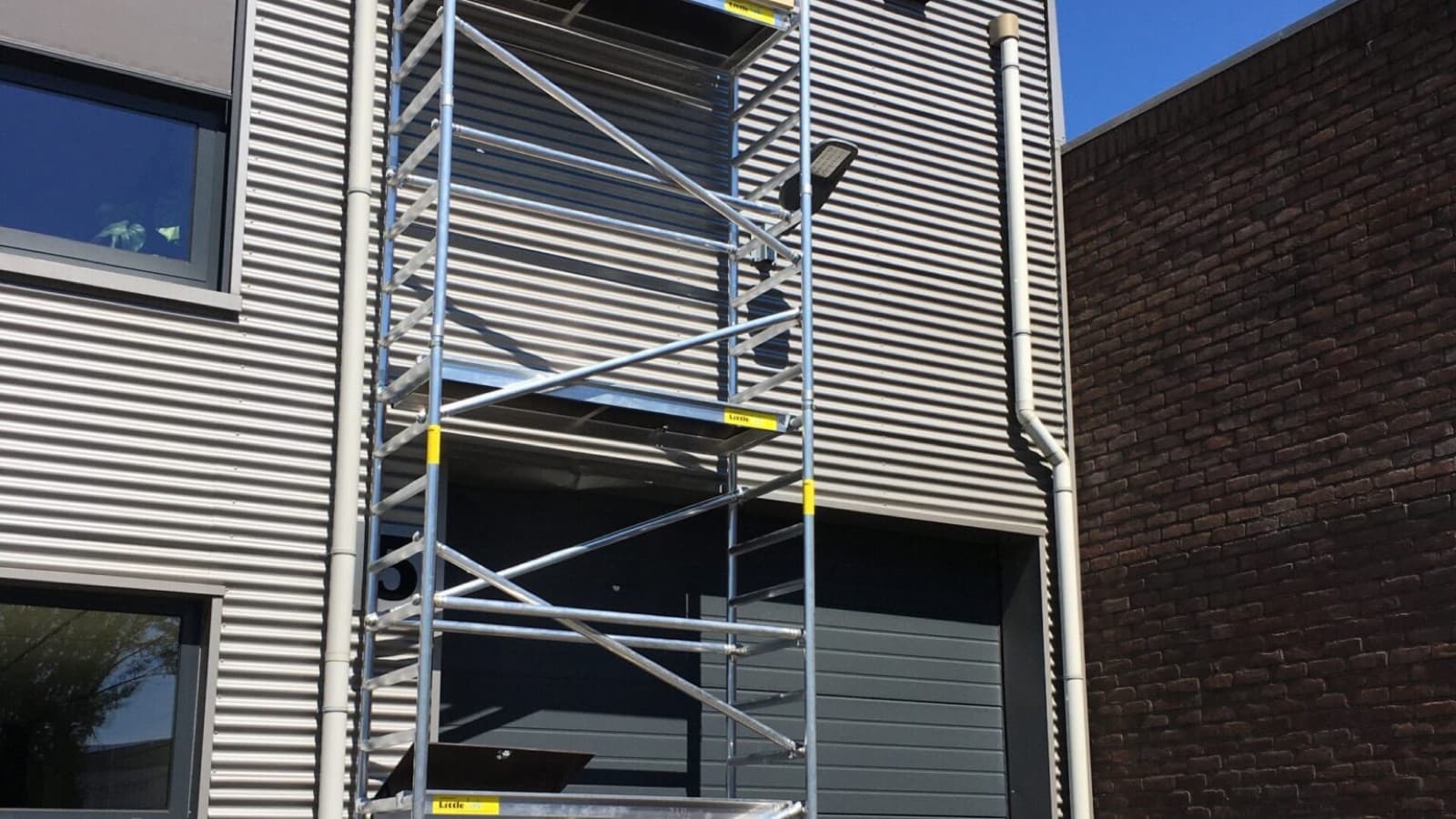 Rolstelling met stabilisatoren tegen een bedrijfspand