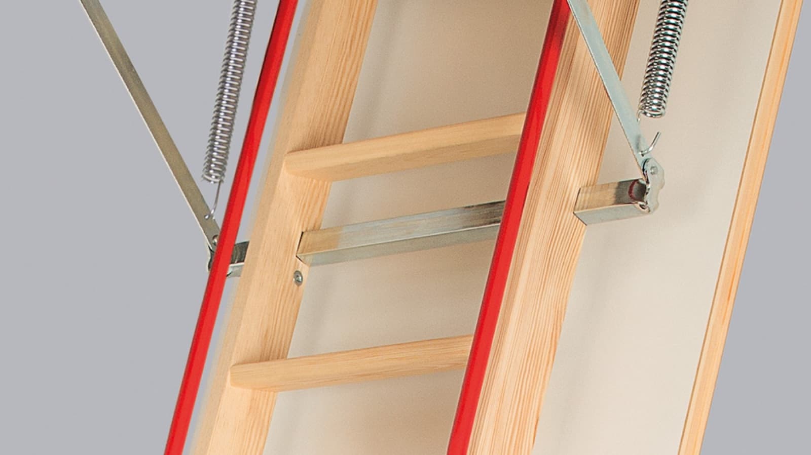 Escalier escamotable en bois avec garde-corps et ressorts en gros plan